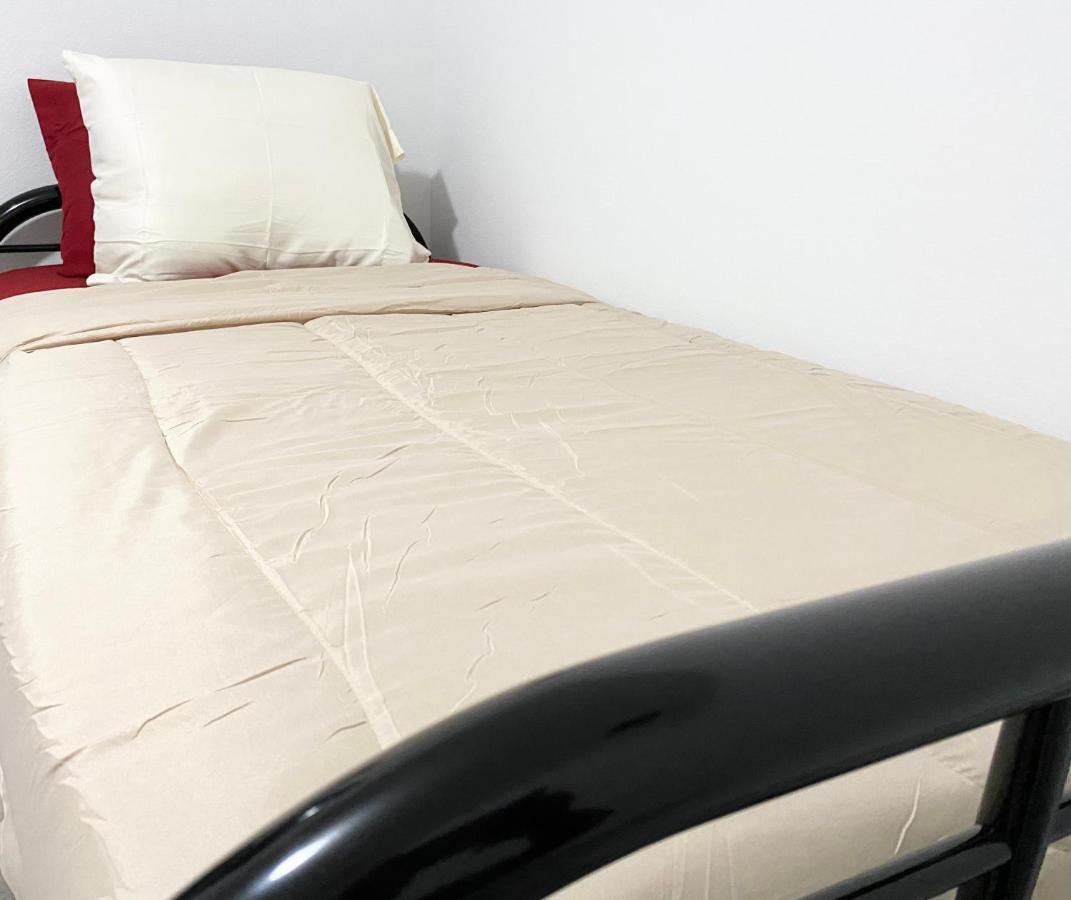 Hola - Women Only Men Only -fast Wi-fi -free Parking Hostel